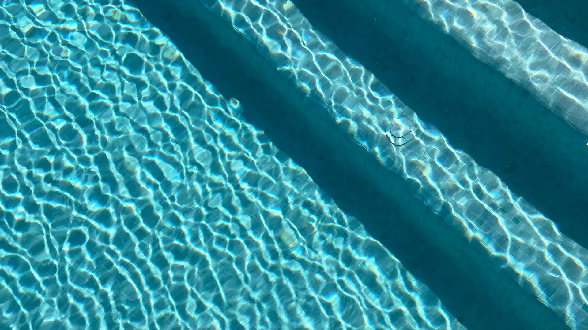 Daypass Woman in pool